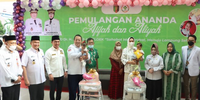 Gubernur Arinal Djunaidi Melepas Kepulangan Bayi Kembar Siam Asal Lampung Utara Usai Menjalani Operasi Pemisahan