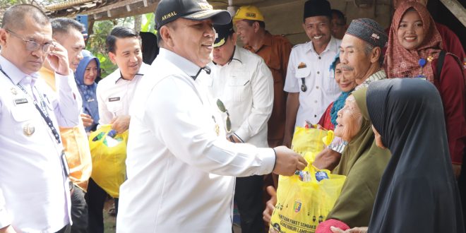 Gubernur Arinal Djunaidi Serahkan Bantuan Paket Sembako dan Kursi Roda Kepada Warga Desa Giri Mulyo, Lampung Timur
